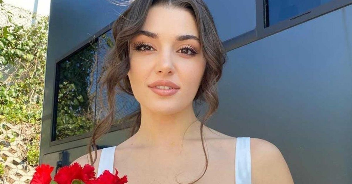 شاهد .. هاندا أرتشيل تلفت الأنظار بإطلالة باللون الأبيض.. وشعرها حديث الكثيرين