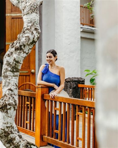 ياسمين صبري بتوريك جمالها بعد الطلاق بفستان “أوف شولدر” – شاهد