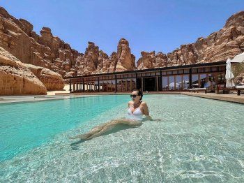 شاهد .. بالصورة - روان طحطوح تسترخي في السعودية على البحر