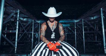 شاهد .. مالوما يستعرض عقداً ماسياً غريباً ويعلن موعد حفله في المغرب-بالفيديو