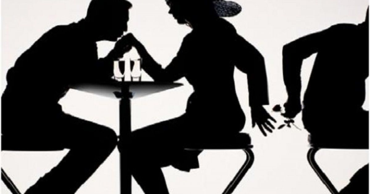 شاهد .. زوجة فنان مشهور تضبطه وهو يخونها مع نجمة مواقع التواصل