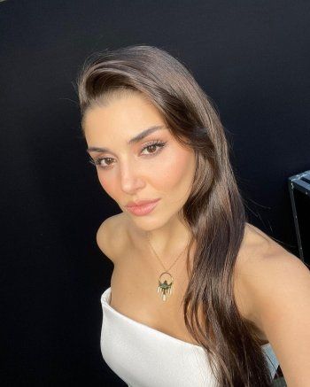 شاهد .. هاندا أرتشيل تلفت الأنظار بإطلالة باللون الأبيض.. وشعرها حديث الكثيرين