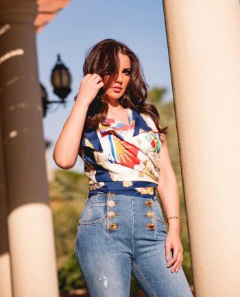 شاهد .. درة بإطلالة صيفية رائعة.. والجمهور يتفاعل مع جمالها