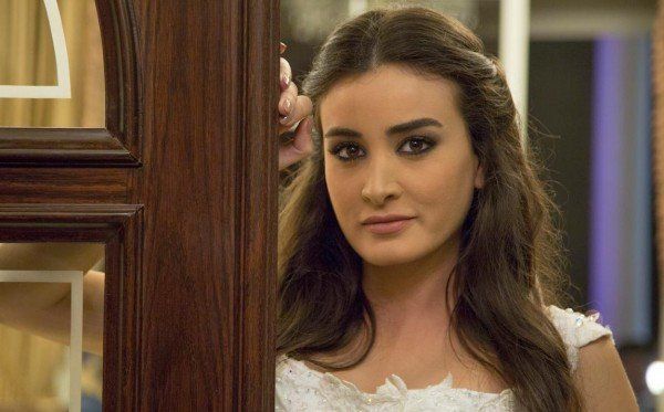 شاهد .. بالصورة - روان طحطوح تسترخي في السعودية على البحر