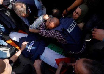 شاهد .. بالصور- تشييع مهيب لجثمان المراسلة الفلسطينية شيرين أبو عاقلة