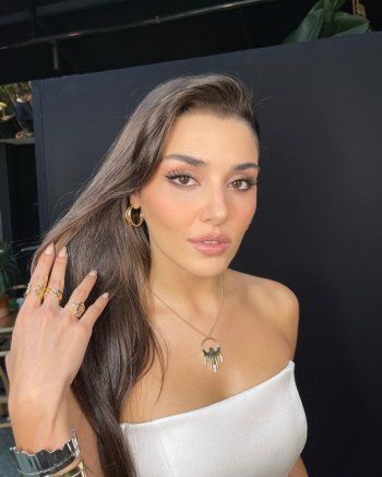 شاهد .. هاندا أرتشيل تلفت الأنظار بإطلالة باللون الأبيض.. وشعرها حديث الكثيرين