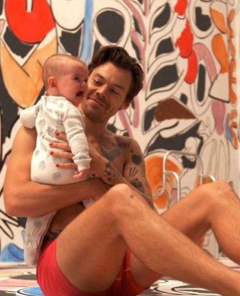 شاهد .. هاري ستايلز يضع طلاء الأظافر باللون الأحمر على أظافره ويثير الجدل حول ميوله