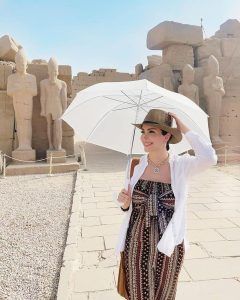 اتفرج – عود البطل نسرين طافش تستعرض كافة مفاتنها في معبد الكرنك