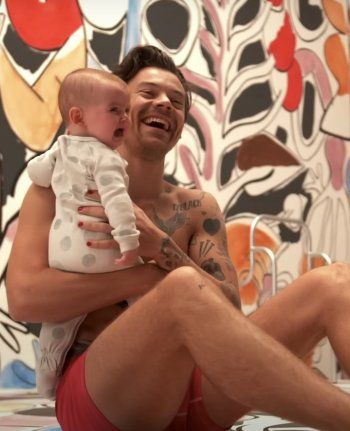 شاهد .. هاري ستايلز يضع طلاء الأظافر باللون الأحمر على أظافره ويثير الجدل حول ميوله