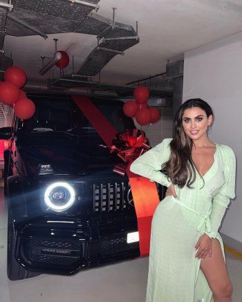 شاهد .. الدكتورة يومي تحتفل بتلقيها هدية فخمة.. شاهد