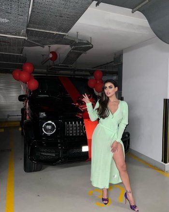 شاهد .. الدكتورة يومي تحتفل بتلقيها هدية فخمة.. شاهد