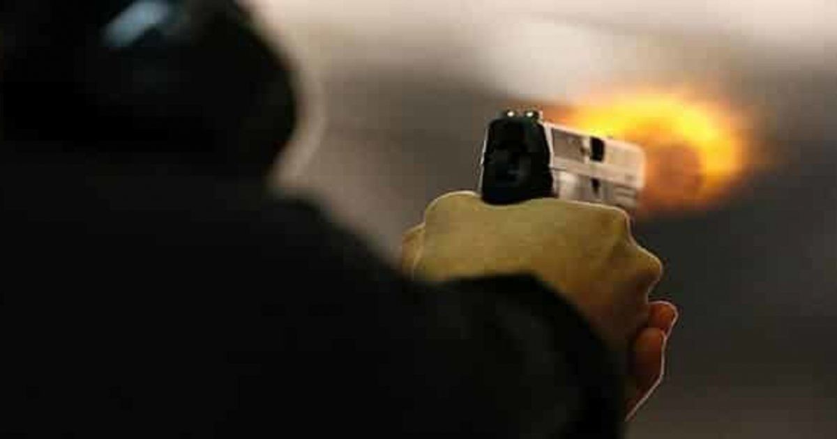 شاهد .. شاب يطلق النار بعد أن تحرشت سيدة بحبيبته