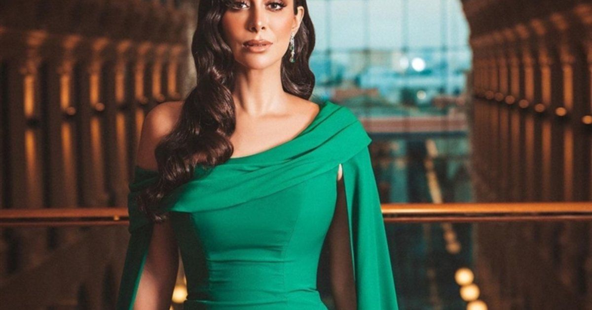 شاهد .. والد بسنت شوقي يفاجئ الحضور خلال حفلة زفافها