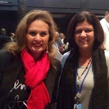 شاهد .. يسرا تنشر صورة لها مع شيرين أبو عاقلة وتنعاها بكلمات مؤثرة