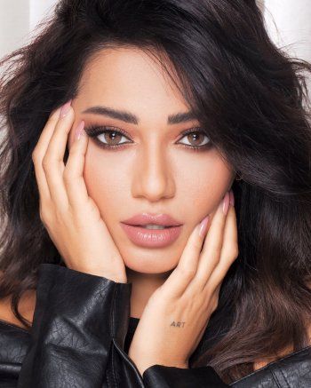 شاهد .. رحمة رياض بإطلالة مدهشة باللون الأسود.. والجمهور يتفاعل