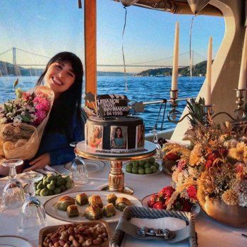 شاهد .. زينة مكي تحتفل بعيد ميلادها بأجواء رائعة.. وإسمها يظهر على جسر البوسفور