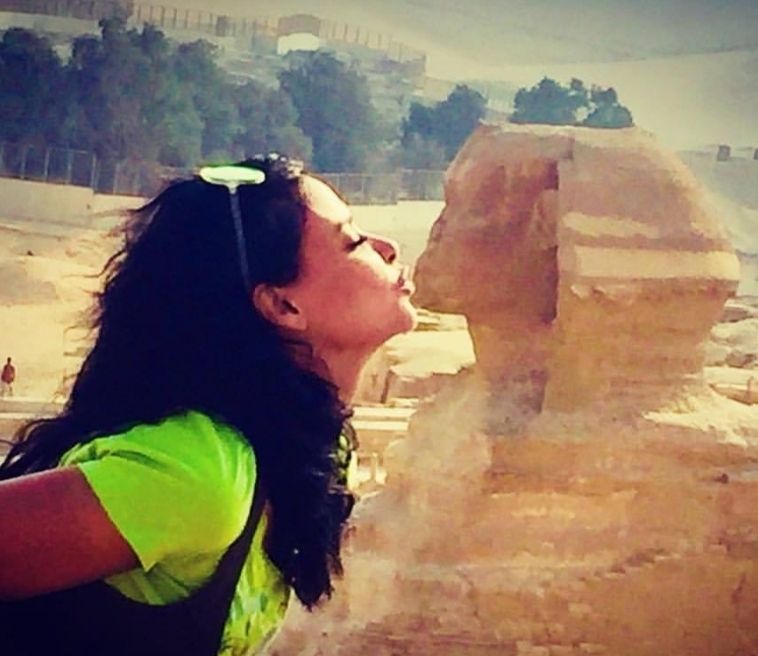 سلامة عيونك ياحبيبي.. مروة الأزلي بتبوس ابو الهول- شاهد