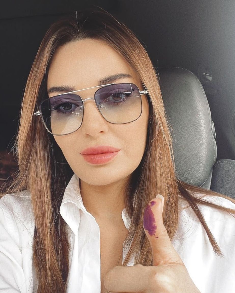سيرين عبدالنور تستعرض بصمتها بعد تصويتها في الانتخابات اللبنانية-شاهد