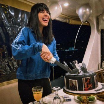 شاهد .. زينة مكي تحتفل بعيد ميلادها بأجواء رائعة.. وإسمها يظهر على جسر البوسفور