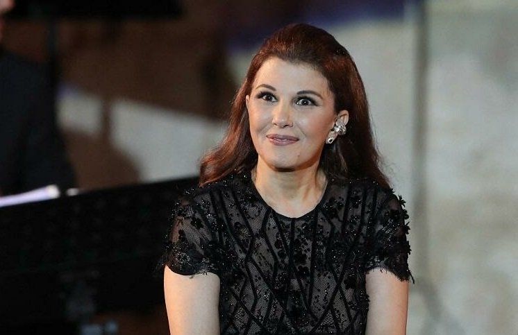 شاهد .. ماجدة الرومي تمارس حقها في الإقتراع-بالصورة