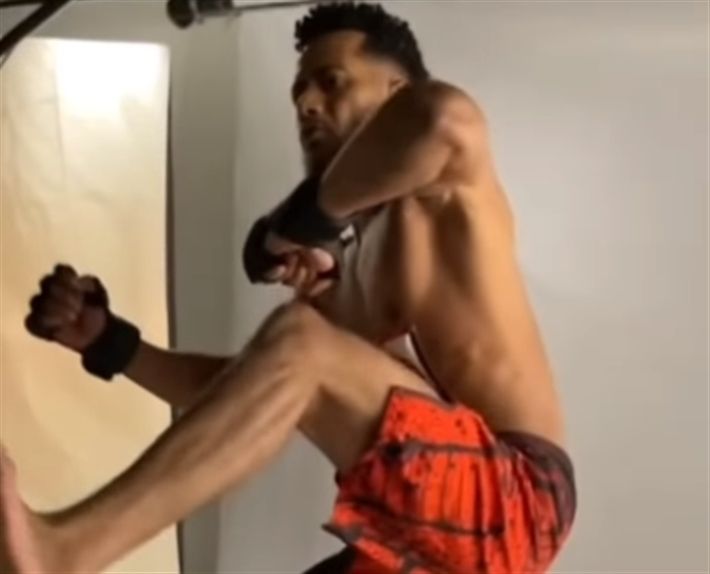 بالفيديو – محمد رمضان عامل فيلم “نمبر وان” و هيضرب الكل