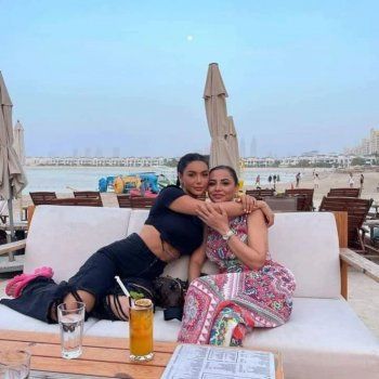 شاهد .. ظهور شمس الملا برفقة والدتها.. والشبه بينهما كبير