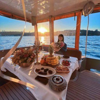 شاهد .. زينة مكي تحتفل بعيد ميلادها بأجواء رائعة.. وإسمها يظهر على جسر البوسفور