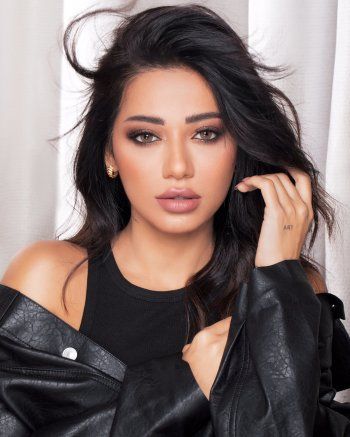 شاهد .. رحمة رياض بإطلالة مدهشة باللون الأسود.. والجمهور يتفاعل