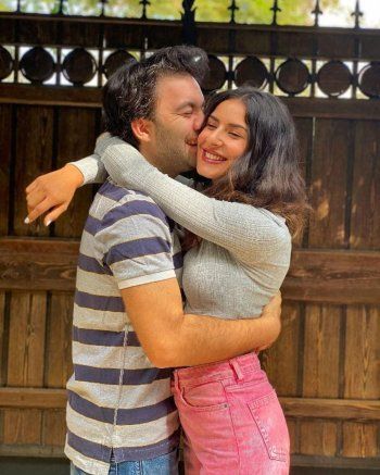 شاهد .. ريهام أيمن تحتفل بعيد زواجها من شريف رمزي بالأحضان والقبل-بالصور