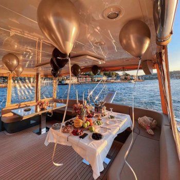 شاهد .. زينة مكي تحتفل بعيد ميلادها بأجواء رائعة.. وإسمها يظهر على جسر البوسفور