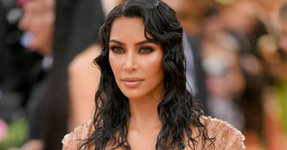 شاهد .. كيم كارداشيان تتعرض للسخرية بسبب إطلالاتها وتخسر منسق الملابس الخاص