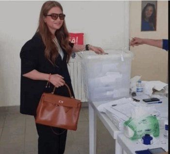 شاهد .. بالصورة - جوليا بطرس تدلي بصوتها في الإنتخابات النيابية والجمهور يتفاعل