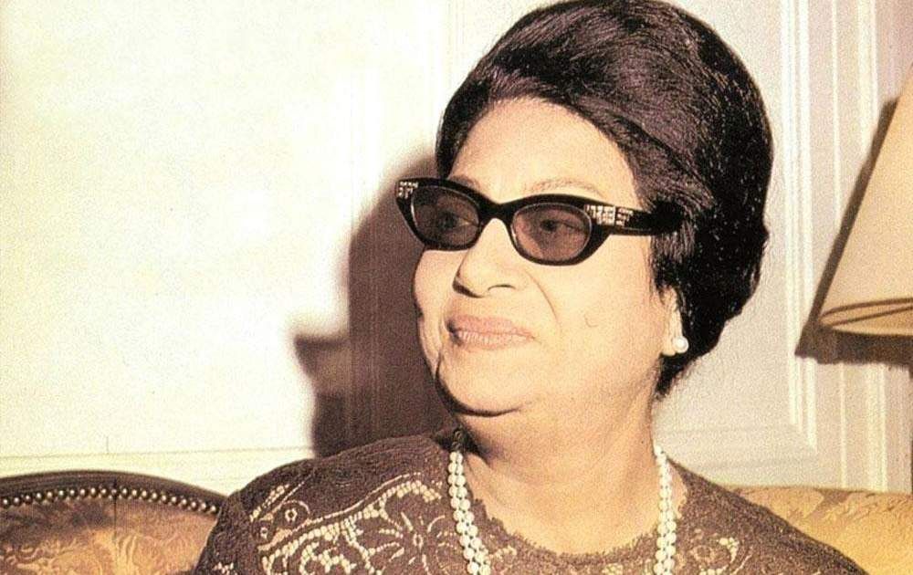 شاهد .. صورة نادرة لـ أم كلثوم خلال وضعها الماكياج وتسريح شعرها إستعداداً لحفلها