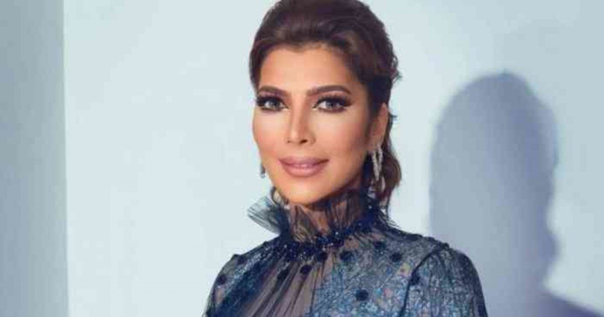 شاهد .. بالصورة- بمناسبة عيد ميلادها.. إبن أصالة يقبل يدها