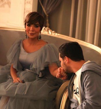 شاهد .. بالصورة- بمناسبة عيد ميلادها.. إبن أصالة يقبل يدها