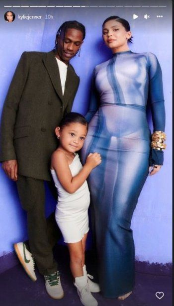 شاهد .. ستورمي إبنة كايلي جينر وترافيس سكوت تخطف الأنظار في حفل الـ "بيلبورد"