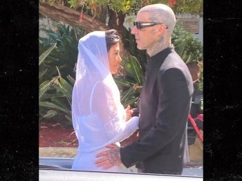 شاهد .. كورتني كارداشيان وترافيس باركر يدخلان القفص الذهبي رسمياً.. وهل ارتدت الحجاب مع فستان زفافها؟-بالصور