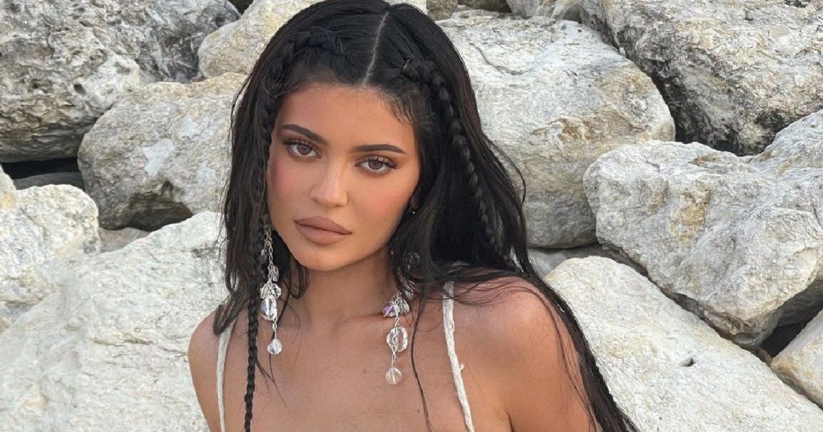 شاهد .. ستورمي إبنة كايلي جينر وترافيس سكوت تخطف الأنظار في حفل الـ "بيلبورد"