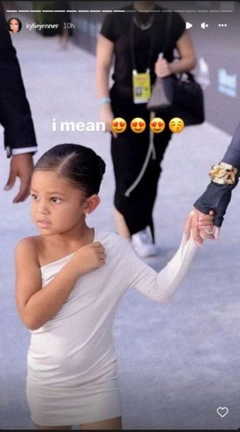 شاهد .. ستورمي إبنة كايلي جينر وترافيس سكوت تخطف الأنظار في حفل الـ "بيلبورد"