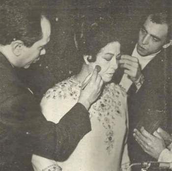 شاهد .. صورة نادرة لـ أم كلثوم خلال وضعها الماكياج وتسريح شعرها إستعداداً لحفلها