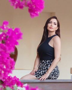 اتفرج – نسرين طافش تظهر كافة مفاتنها بأقصر “ميني جيب”