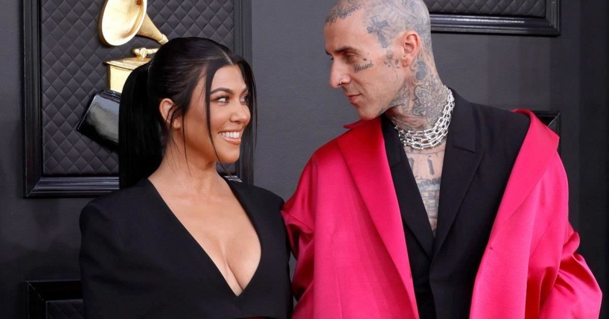 شاهد .. كورتني كارداشيان وترافيس باركر يدخلان القفص الذهبي رسمياً.. وهل ارتدت الحجاب مع فستان زفافها؟-بالصور