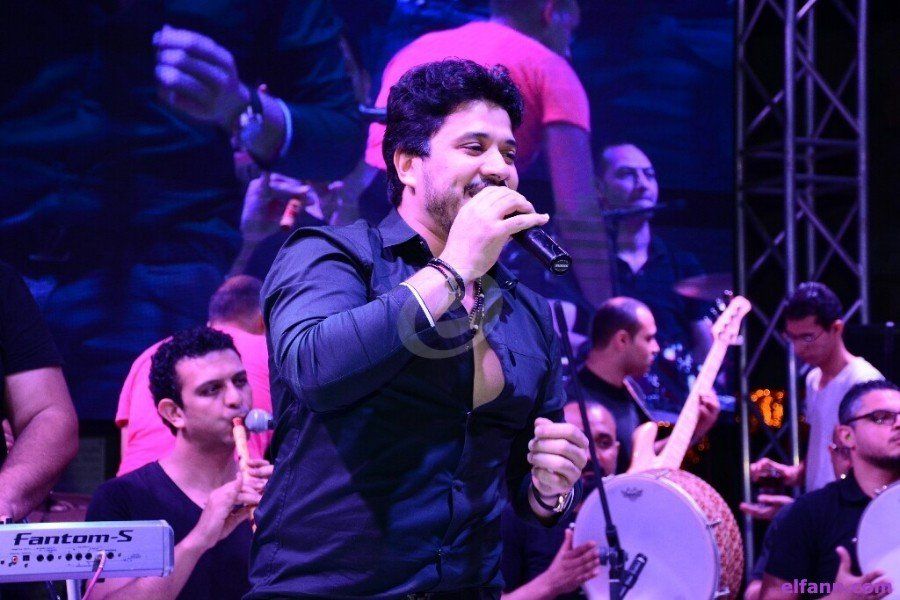 شاهد .. مصطفى حجاج يفاجئ أحد متابعيه بحضور خطوبتة.. وهكذا كانت ردة فعل العروس