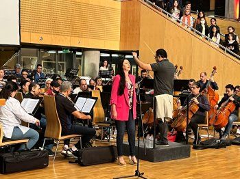 شاهد .. بالصور - بروفات مكثفة لـ أميرة سليم في كواليس التحضير بمرور ٢٠ عاما على إفتتاح مكتبة الاسكندرية