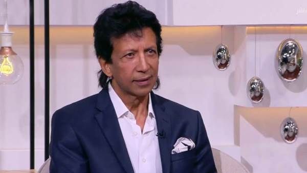 فنان شهير ألقته أمه عند ولادته في “الزبالة” وأصبح نجم أكشن!