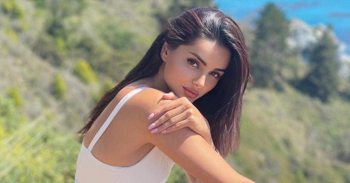 شاهد .. ماهلاغا جابري تخطف الجمهور بصور عفوية من المطار