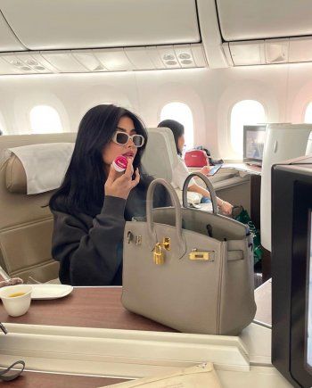 شاهد .. ملكة كابلي تودع لندن بالشعر القصير