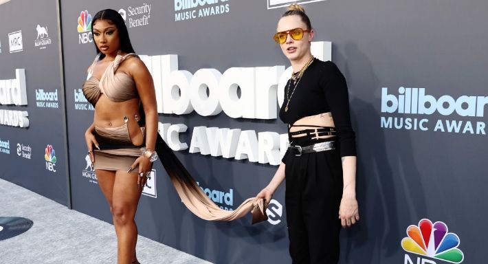 بالفيديو – تحرش كارا ديليفين بميجان ذا ستاليون