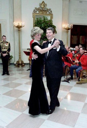 شاهد .. فشل بيع فستان ارتدته الأميرة ديانا ورقصت مع جون ترافولتا.. وهذا السبب