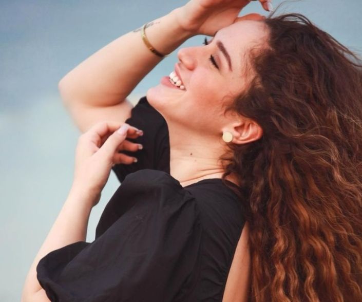 رنا رئيس تخطف قلوب متابعيها بضحكة عفوية في احدث اطلالتها- شاهد